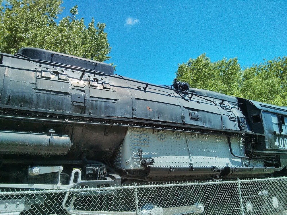 Interesting to see the imprecision from 1940s hand construction in contrast to today's ultra-precise robot-powerd construction quality